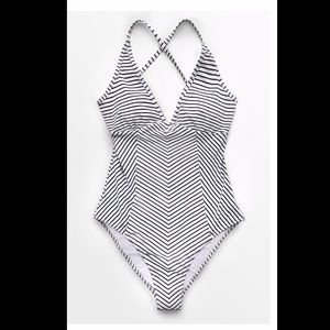 CUPSHE black and white stripe V-neck. New w/ tags.